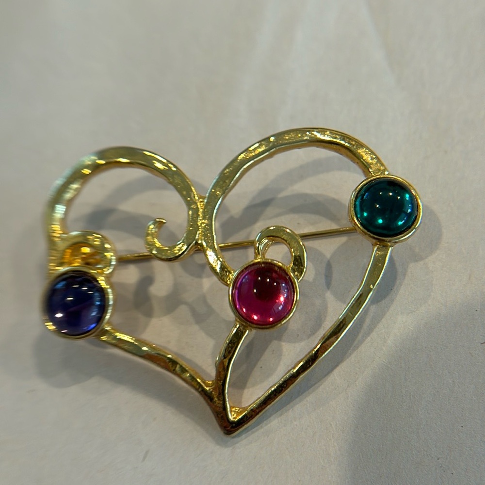 Gold tone heart shaped brooch - Picture 1 of 5